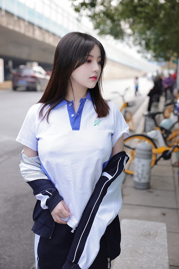 秀人女神豆瓣酱美丽校花公交站台大胆露出内部私购图